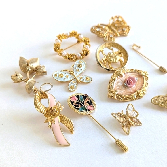 Vintage Brooches Bundle Gold-tone Faux Pearl Filigree Roses Butterfly Ribbon - Picture 3 of 17